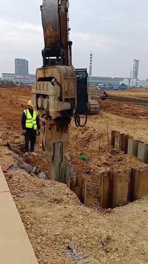 钢板桩拔除在基础工程中的应用:稳固基础,保障安全